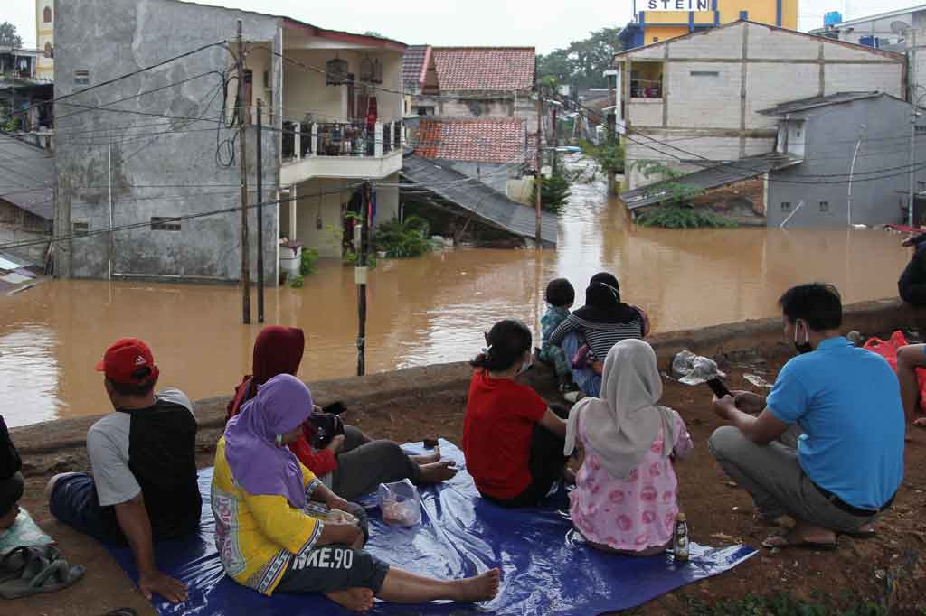 Sekitar 2.000 jiwa dari 300 keluarga di RW04 Cipinang Melayu tersebut dievakuasi menuju pengungsian, sementara sebagian bertahan di lantai dua rumah. Petugas gabungan menghampiri rumah yang belum berlantai dua atau lebih untuk memastikan seluruh penghuninya telah dievakuasi. Korban banjir dievakuasi menuju sejumlah masjid, posko, hingga aula Universitas Borobudur, Jakarta Timur.