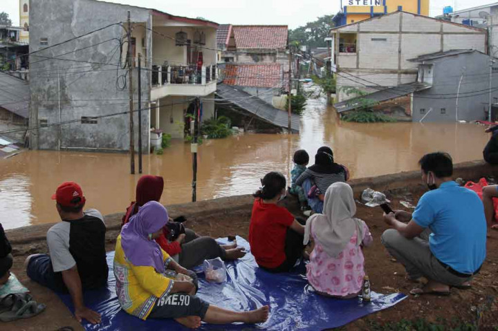 Sekitar 2.000 jiwa dari 300 keluarga di RW04 Cipinang Melayu tersebut dievakuasi menuju pengungsian, sementara sebagian bertahan di lantai dua rumah. Petugas gabungan menghampiri rumah yang belum berlantai dua atau lebih untuk memastikan seluruh penghuninya telah dievakuasi. Korban banjir dievakuasi menuju sejumlah masjid, posko, hingga aula Universitas Borobudur, Jakarta Timur.