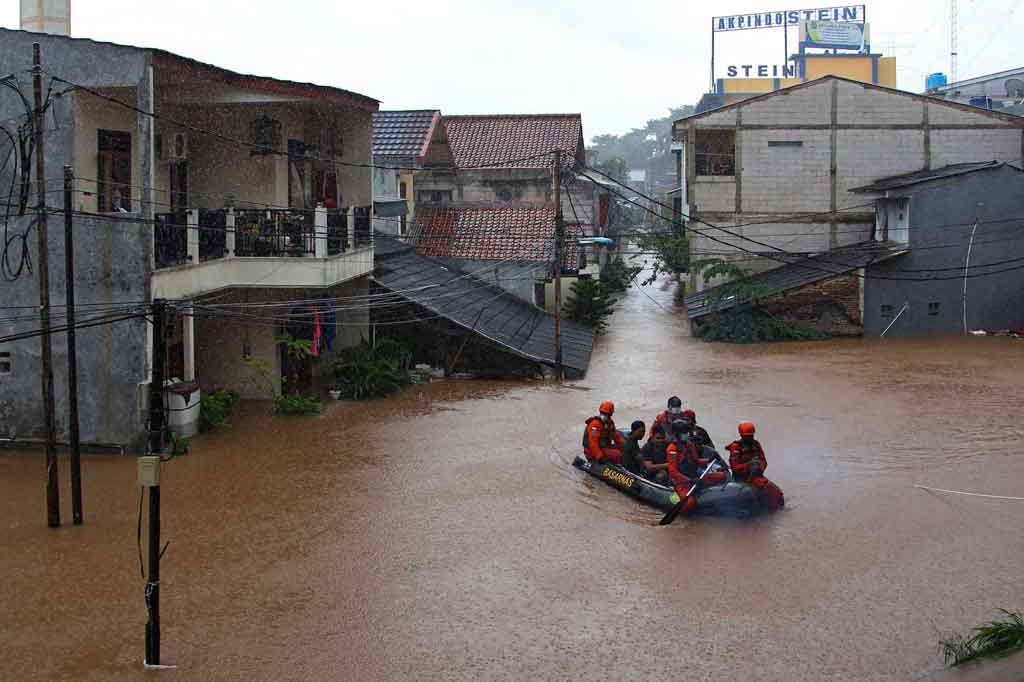 Proses evakuasi dilakukan unsur tiga pilar dari Polri, TNI, dan pemerintah daerah setempat menggunakan perahu karet bermesin dengan cara menyisir satu per satu rumah penduduk.