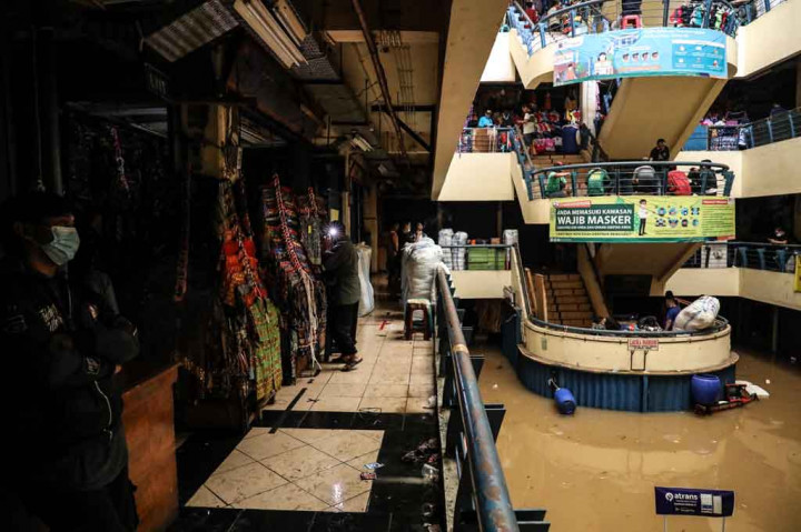 Banjir yang disebabkan luapan Kali Pesanggrahan akibat hujan di wilayah Jabodetabek pada Jumat, 20 Februari 2021 malam itu menyebabkan aktivitas jual beli di Pasar Cipulir terganggu.