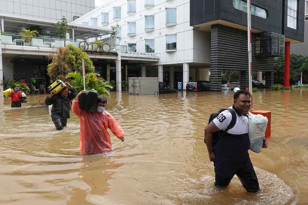 Banjir membuat warga dan tamu hotel di Jalan Raya Kemang dievakuasi oleh petugas dengan menggunakan perahu karet. Tamu hotel banyak yang terjebak banjir setelah menginap sejak Jumat, 19 Februari 2021 malam.