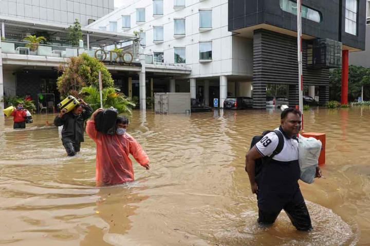 Banjir membuat warga dan tamu hotel di Jalan Raya Kemang dievakuasi oleh petugas dengan menggunakan perahu karet. Tamu hotel banyak yang terjebak banjir setelah menginap sejak Jumat, 19 Februari 2021 malam.