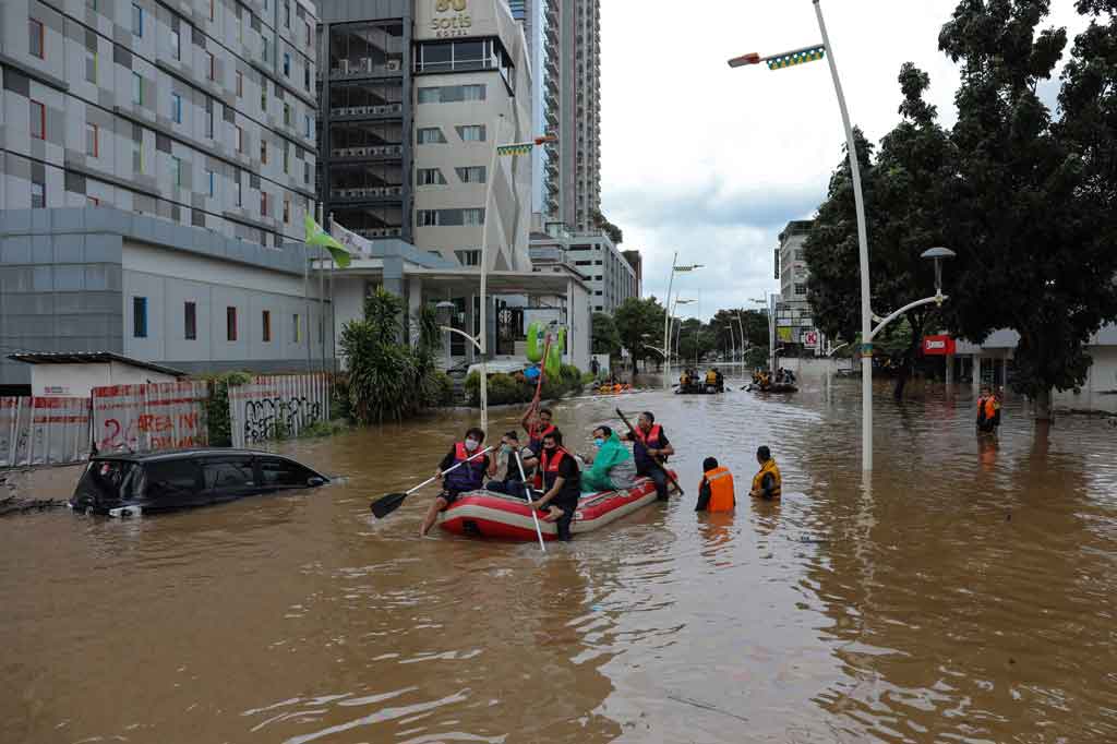 Bukan hanya tamu hotel, para penghuni apartemen di Jalan Raya Jemang juga terjebak banjir dan tidak bisa meninggalkan hunian mereka. 