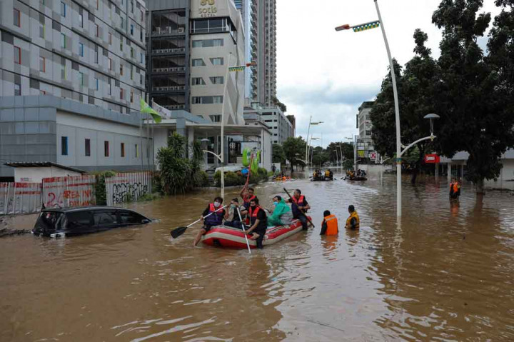 Bukan hanya tamu hotel, para penghuni apartemen di Jalan Raya Jemang juga terjebak banjir dan tidak bisa meninggalkan hunian mereka. 