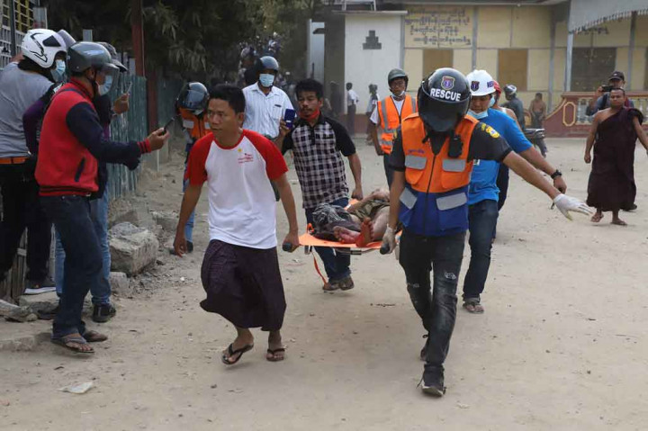 Seorang pria yang terluka dibawa dengan tandu oleh tim medis setelah pasukan keamanan menembaki pengunjuk rasa selama demonstrasi menentang kudeta militer di Mandalay pada Sabtu, 20 Februari 2021.