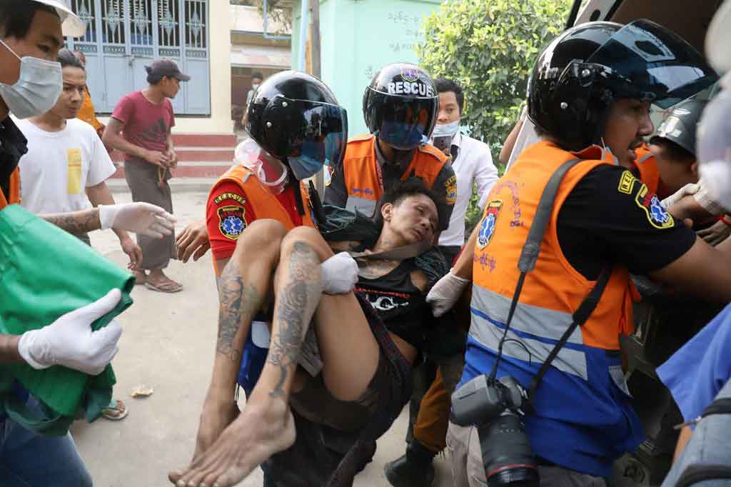 Sedikitnya dua orang meninggal dunia akibat luka tembak setelah pasukan keamanan melepaskan tembakan ke arah pengunjuk rasa di kota terbesar kedua Myanmar, Mandalay pada Sabtu, 20 Februari 2021.