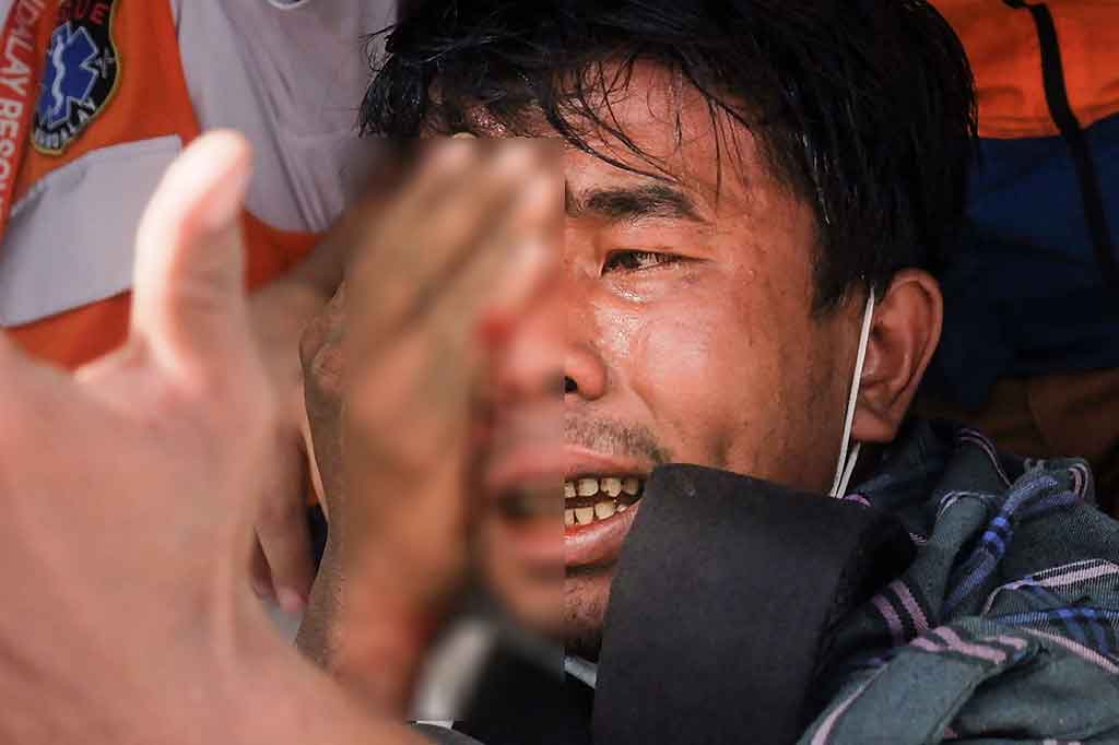 Memukul panci dan wajan yang telah menjadi tanda pembangkangan, pengunjuk rasa mulai berteriak untuk mengusir polisi. Tetapi polisi melepaskan tembakan dengan peluru tajam, peluru karet, dan ketapel untuk membubarkan mereka.