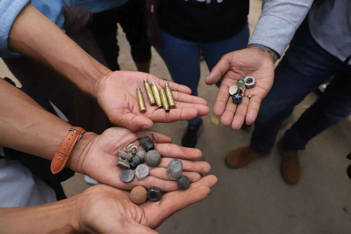 Di sekitar lokasi protes, ditemukan peluru peluru kosong, serta amunisi katapel termasuk kelereng.