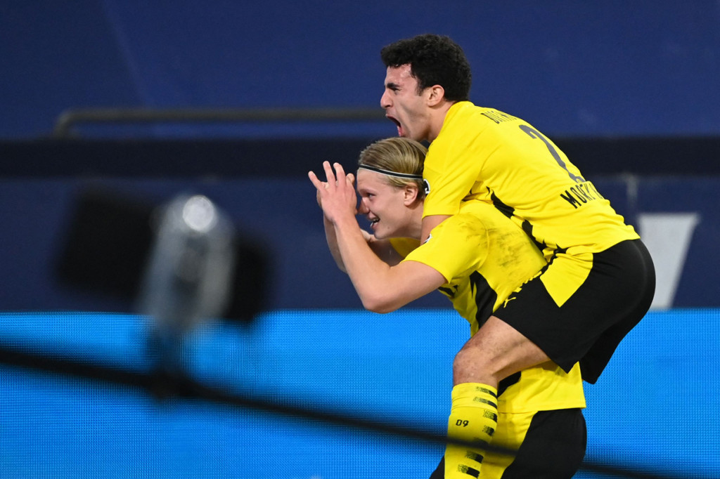 Haaland mencetak gol akrobatik pada menit ke-45. Dengan cara yang indah, Haaland sekaligus membawa Borussia Dortmund unggul 2-0. 