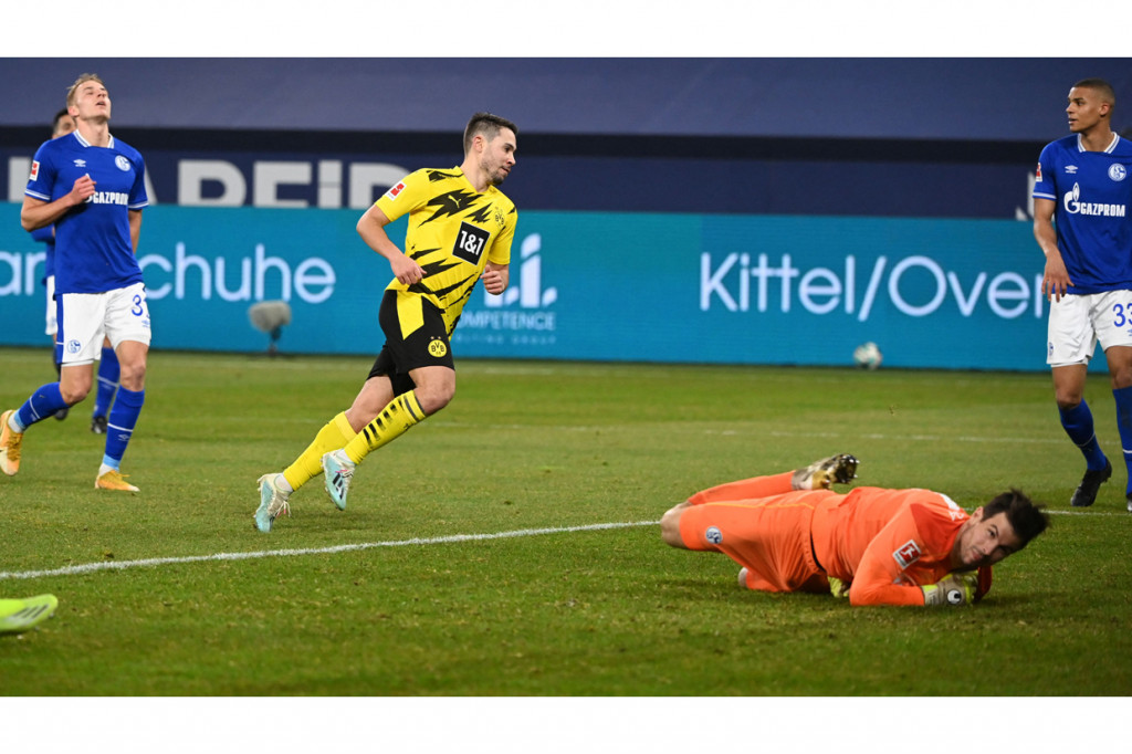 Gol ketiga dicetak oleh bek kiri asal Portugal, Raphael Guerreiro, yang memanfaatkan assist Marco Reus pada menit ke-60. 