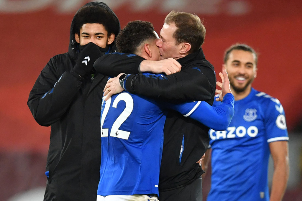 Everton cuma kalah selisih gol, tapi punya satu laga belum dimainkan. 