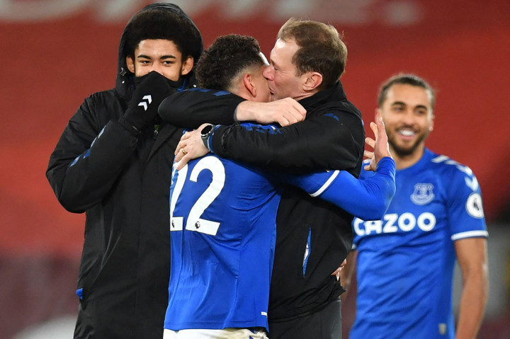 Everton cuma kalah selisih gol, tapi punya satu laga belum dimainkan. 