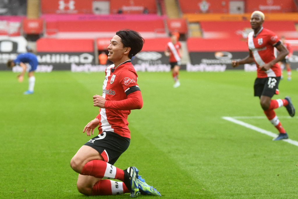 Takumi Minamino melakukan selebrasi usai mencetak gol ke gawang Chelsea. AFP Photo/Neil Hall