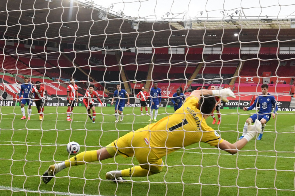 Di awal babak kedua, Chelsea mendapat penalti menyusul pelanggaran Danny Ings kepada Mason Mount. AFP Photo/Neil Hall