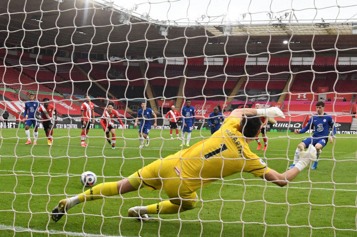 Di awal babak kedua, Chelsea mendapat penalti menyusul pelanggaran Danny Ings kepada Mason Mount. AFP Photo/Neil Hall