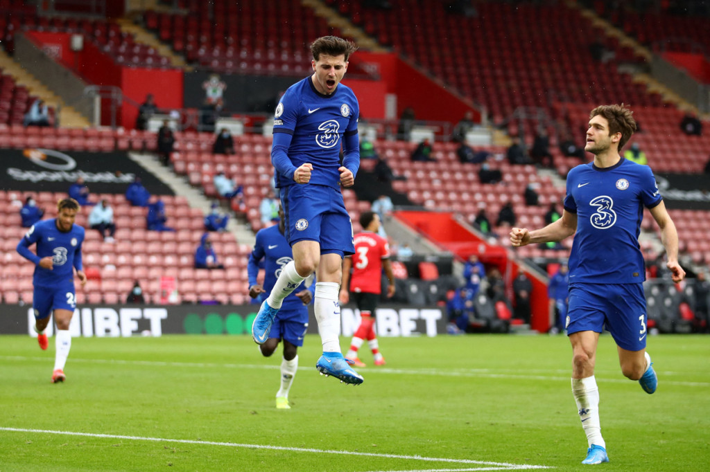 Mount yang maju sebagai eksekutor kemudian mampu mengonversinya menjadi gol untuk menyamakan kedudukan. AFP Photo/Michael Steele