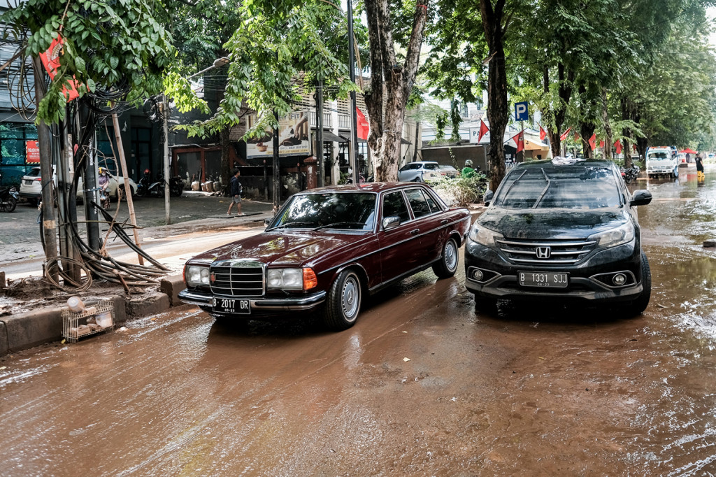 Suasana pascabanjir di kawasan Kemang, Jakarta.
