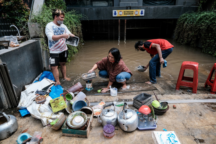 Pedagang kaki lima yang biasa berjualan di kawasan elit tersebut mulai membersihkan perlengkapan berdagangnya pascabanjir yang melanda pada sehari sebelumnya.