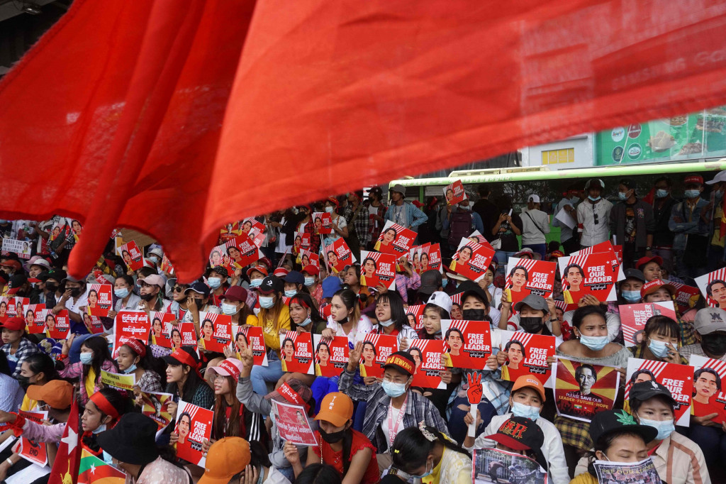 Puluhan ribu penentang kudeta militer Myanmar tetap turun ke jalan dan berkumpul di seluruh kota di Myanmar, Minggu, 21 Februari 2021.