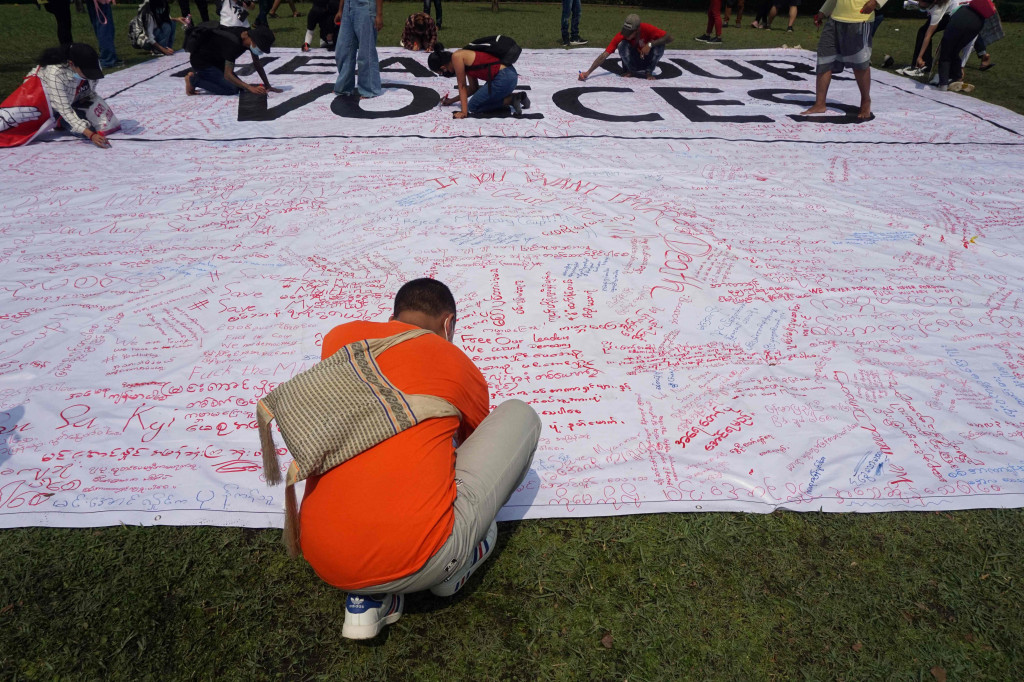 Di kota utama Yangon, ribuan anak muda berkumpul di dua lokasi untuk meneriakkan slogan-slogan antikudeta.