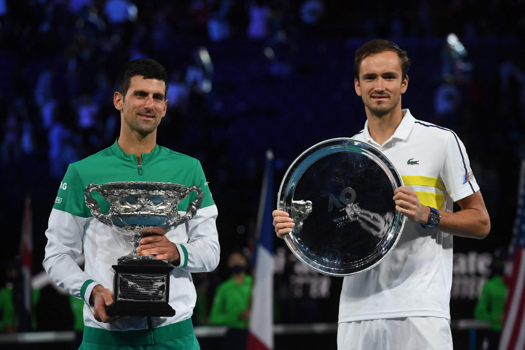 Novak Djokovic tampil sebagai juara Australian Open 2021 usai menaklukkan Daniil Medvedev dalam pertarungan tiga set yang berakhir dengan skor 7-5, 6-2, dan 6-2.