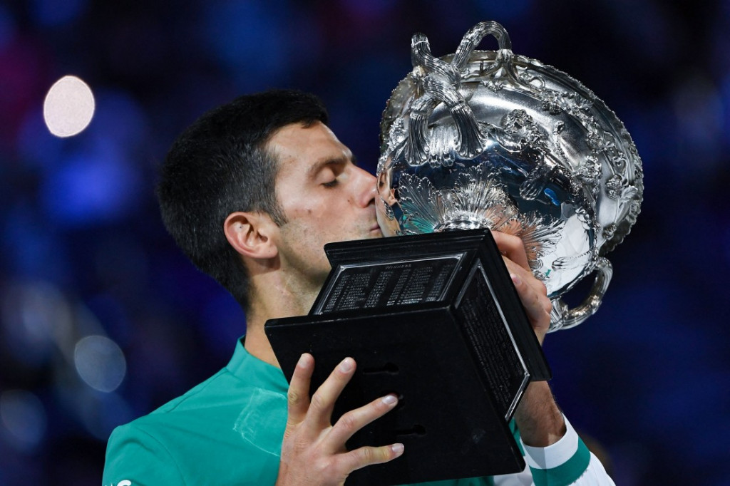 Novak Djokovic berhasil menjadi juara Australian Open 2021 setelah menumbangkan Daniil Medvedev pada partai final di Rod Laver Arena, Melbourne, Minggu, 21 Februari 2021.