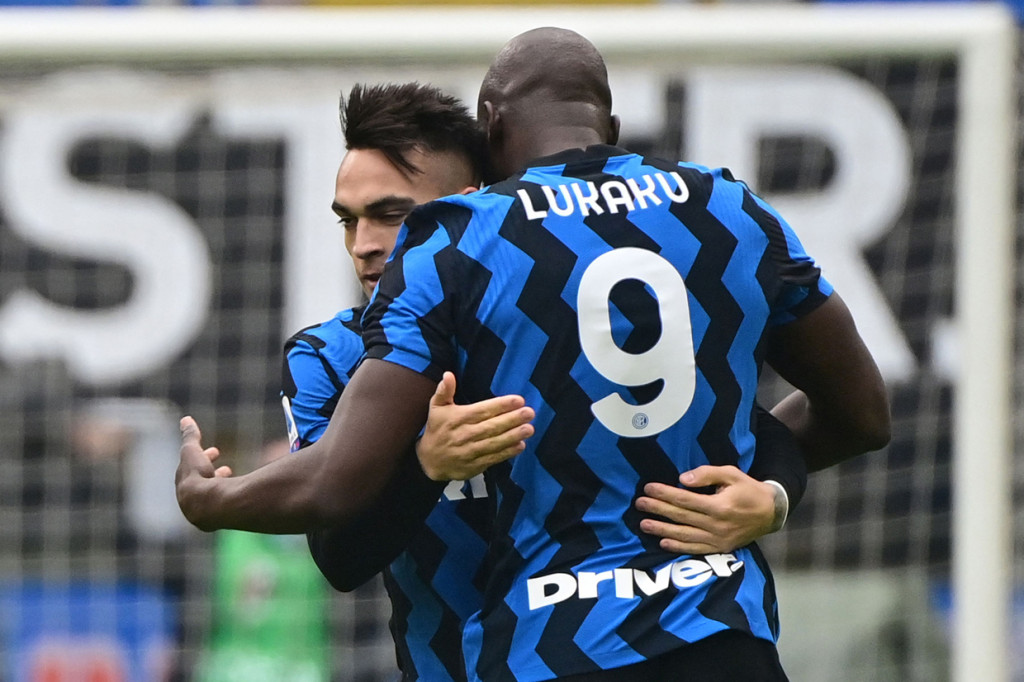 Inter memulai laga dengan baik. Anak-anak asuh Antonio Conte langsung unggul pada menit kelima setelah Lautaro Martinez menanduk masuk umpan Romelu Lukaku.