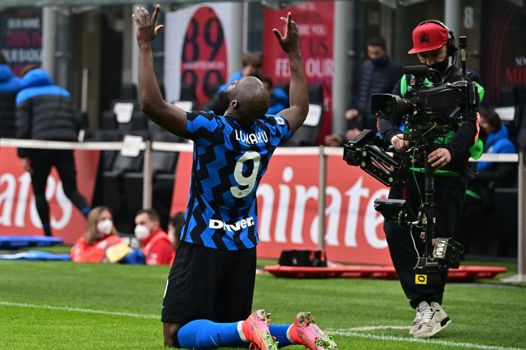 Romelu Lukaku melakukan selebrasi usai mencetak gol ke gawang AC Milan.