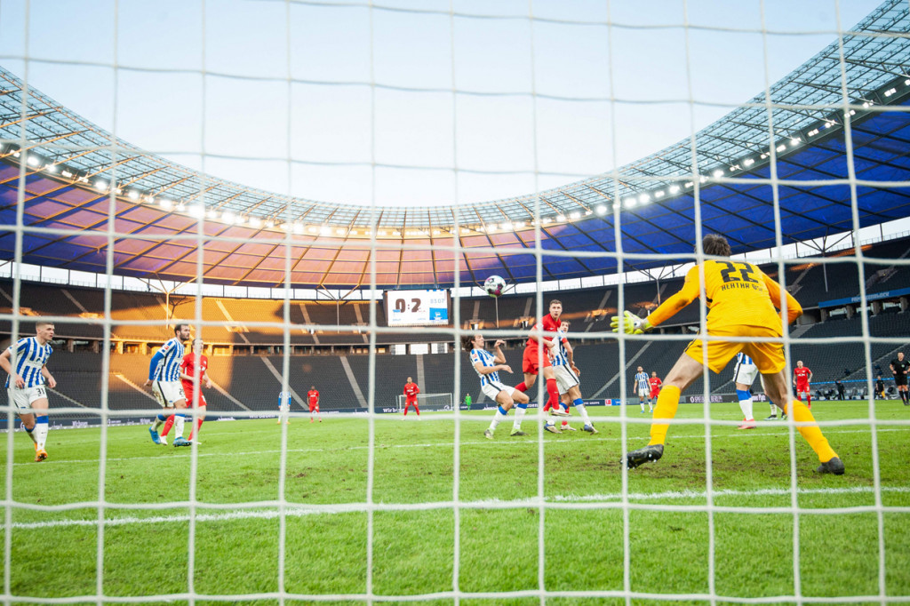 Willi Orban menutup pesta Leipzig pada menit ke-84.