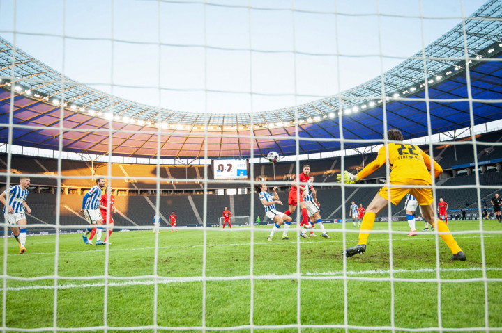 Willi Orban menutup pesta Leipzig pada menit ke-84.