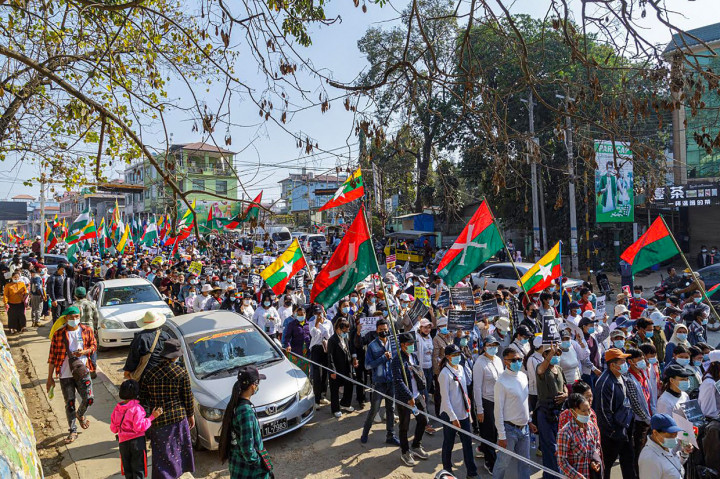 Sebelumnya, demo mematikan terjadi di Mandalay Sabtu, 20 Februari 2021. Sebanyak dua orang tewas termasuk satu remaja laki-laki. Massa yang disebut pekerja kapal yang mogok karena kudeta yang dilakukan militer. Bentrokan terjadi dan polisi menghujani massa dengan tembakan.