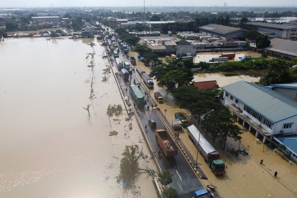 Hujan deras yang mengguyur wilayah Jabodetabek sejak Jumat, 19 Februari 2021, hingga Sabtu, 20 Februari 2021. Akibatnya, sebagian besar wilayah Kota Bekasi, Jawa Barat, terendam banjir.