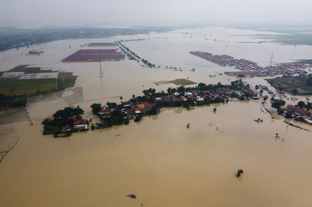 Foto udara menunjukkan daerah-daerah yang tergenang air di Bekasi, Jawa Barat pada 22 Februari 2021.