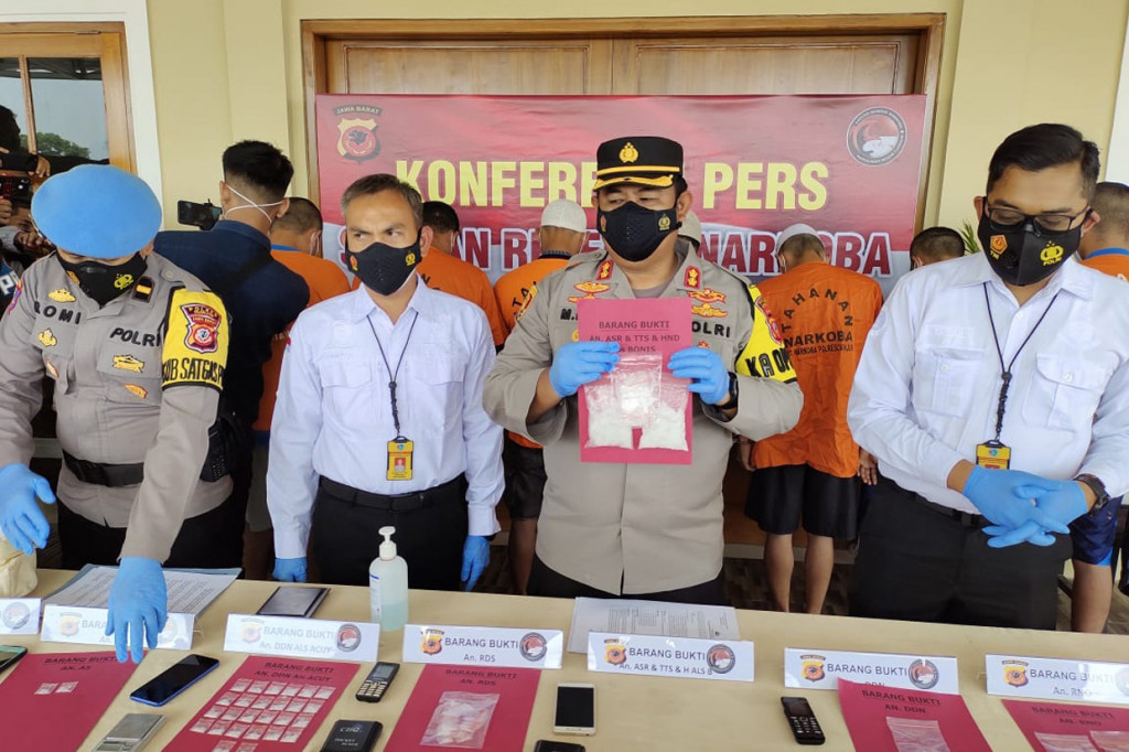 Polres Cianjur kembali mengungkap peredaran narkoba jenis sabu jaringan lapas dan antar provinsi. Sembilan orang bandar dengan barang bukti 257 gram sabu senilai Rp 300 juta pun diamankan.
