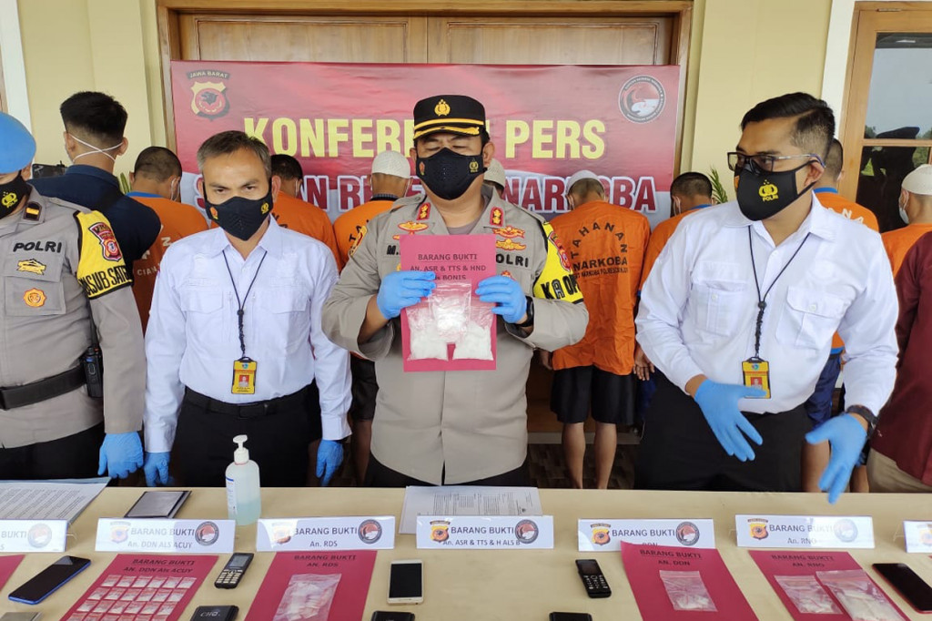 Kesembilan tersangka berinisial DDN, RNO, RDS, DDN, ASR, TTS, HND, AS, dan RS yang ditangkap di beberapa lokasi berbeda. Mereka merupakan satu jaringan yang sama.
