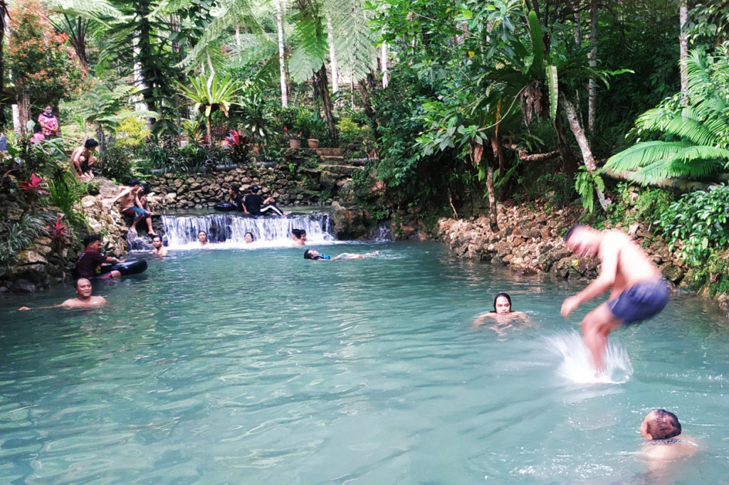 Ekowisata Sungai Mudal merupakan tempat yang tepat untuk menikmati sumber mata air alami. Tempat wisata ini terdiri dari kawasan perbukitan, sungai, dan pemandian alami yang airnya begitu jernih. Air jernih ini berasal dari Tebing Gunung Kelir yang mengalir.