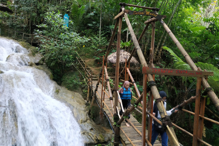 Selain airnya yang masih jernih dan lingkungannya yang masih terasa asri, Ekowisata Sungai Mudal juga punya banyak spot instagramable dan wahana permainan seperti flying fox dan outbound.