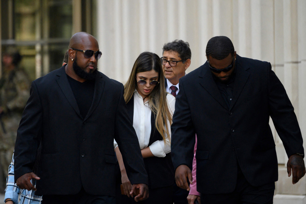 Emma Coronel Aispuro (31) menghadapi tuduhan perdagangan kokain, metamfetamin, heroin dan ganja yang diimpor ke AS.