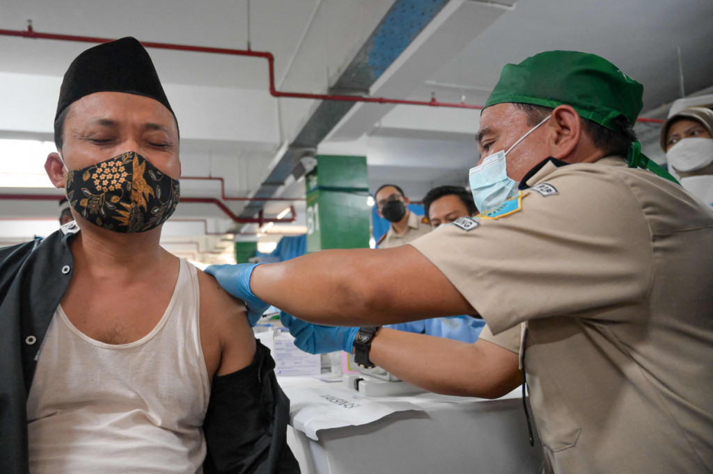Pejabat kesehatan melakukan vaksinasi massal bagi para pemuka agama di Masjid Istiqlal, Jakarta.