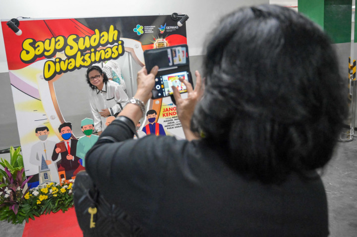 Pemberian vaksinasi bagi masyarakat umum selain tenaga kesehatan sudah mulai dilakukan sejak 17 Februari 2021. Vaksinasi massal kepada pedagang Tanah Abang menjadi penanda simbolik pemberian vaksin kepada masyarakat umum. 