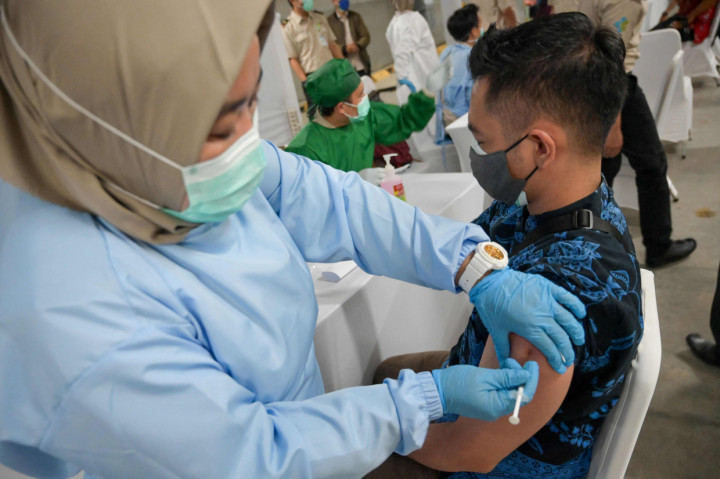 Vaksinasi tahap dua ini menarget kelompok masyarakat yang karena profesinya rentan terpapar Covid-19, mulai dari pedagang, pendidik, pelaku pariwisata, petugas pelayanan publik, pekerja transportasi publik, atlet, dan wartawan. Lalu ada tokoh agama, wakil rakyat, pejabat pemerintah, aparatur sipil negara, serta anggota TNI-Polri.