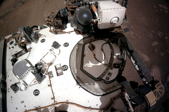 Kamera Navigasi, atau Navcams, di atas rover Perseverance Mars NASA menangkap pemandangan dek rover ini pada 20 Februari 2021. 