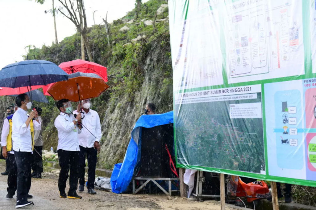 Presiden Joko Widodo meninjau secara langsung lumbung pangan atau food estate di Sumba Tengah, Nusa Tenggara Timur, Selasa, 23 Februari 2021.