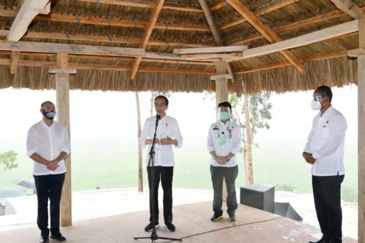 Presiden mengatakan masalah yang dihadapi NTT adalah persoalan air. Sejak 2015-2018 sudah dibangun sumur bor yang masuk ke sawah serta beberapa embung, namun pemerintah daerah berharap ada penambahan sumber air.