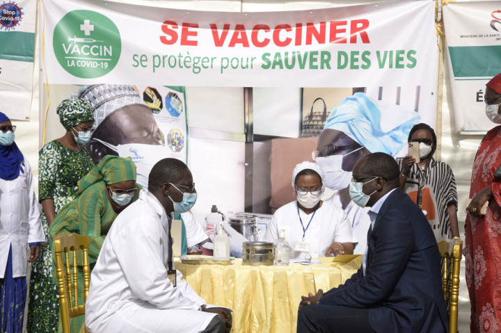 Beberapa menteri Senegal dan tokoh masyarakat sipil menerima suntikan vaksin covid-19 dalam acara yang disiarkan televisi pada hari Selasa, 23 Februari 2021. Acara tersebut memberikan dorongan penting untuk dimulainya kampanye vaksinasi nasional.