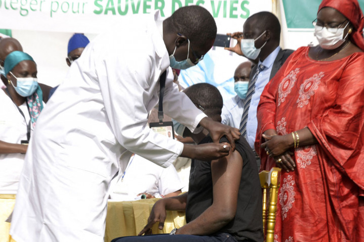 Seorang perawat pertama kali menyuntik Menteri Kesehatan Abdoulaye Diouf Sarr pada acara yang diselenggarakan di luar ruangan di ibu kota pantai Dakar.