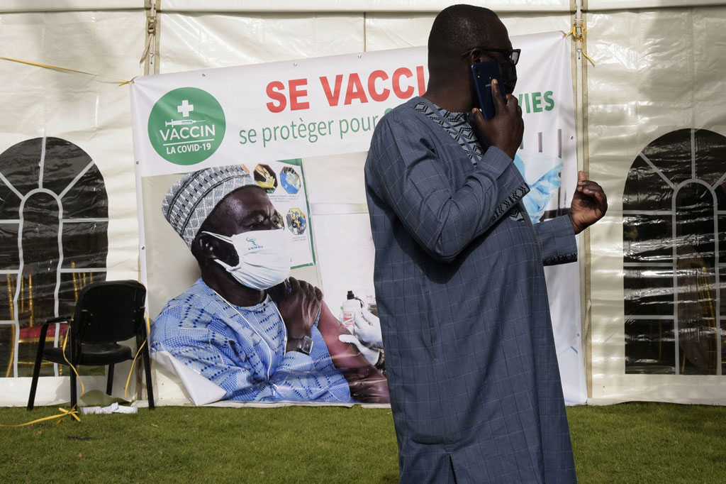 Tingkat infeksi virus korona resmi Senegal jauh di bawah di Barat, yang mencatat lebih dari 33.000 kasus sejak Maret, di mana lebih dari 800 di antaranya berakibat fatal. 
Tetapi negara berpenduduk 16 juta orang itu masih berjuang melawan gelombang kedua covid-19, yang memaksa pemerintah untuk memberlakukan pembatasan baru bulan lalu, termasuk jam malam di Dakar.