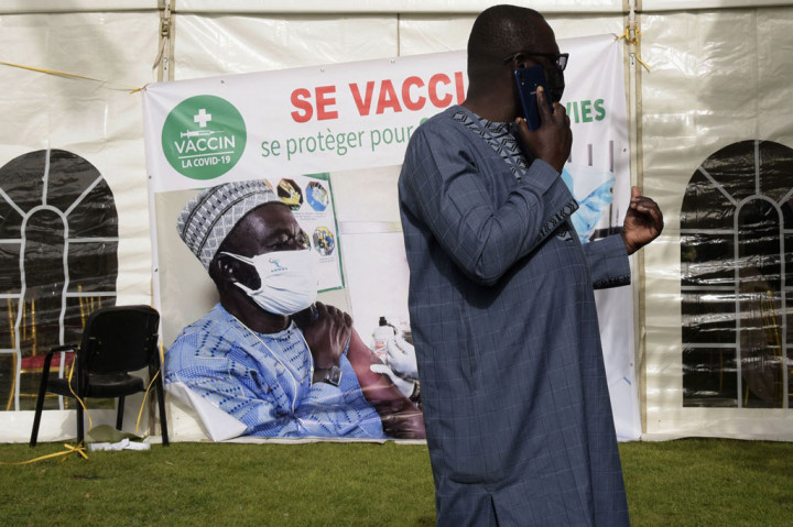 Tingkat infeksi virus korona resmi Senegal jauh di bawah di Barat, yang mencatat lebih dari 33.000 kasus sejak Maret, di mana lebih dari 800 di antaranya berakibat fatal. 
Tetapi negara berpenduduk 16 juta orang itu masih berjuang melawan gelombang kedua covid-19, yang memaksa pemerintah untuk memberlakukan pembatasan baru bulan lalu, termasuk jam malam di Dakar.