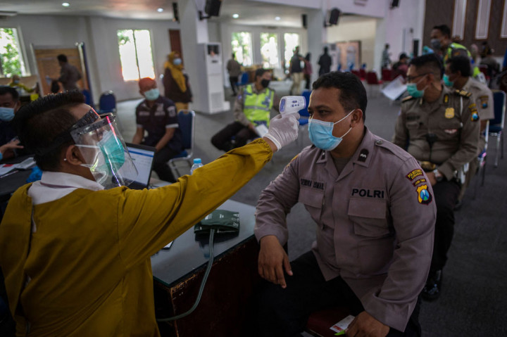 Ribuan personel Polri di Surabaya menjalani vaksinasi covid-19 secara bertahap mulai hari ini, Selasa, 23 Februari 2021. Sebanyak 1.200 anggota Polrestabes Surabaya menjalani vaksinasi di gedung Bhara Daksa Mapolrestabes Surabaya.
