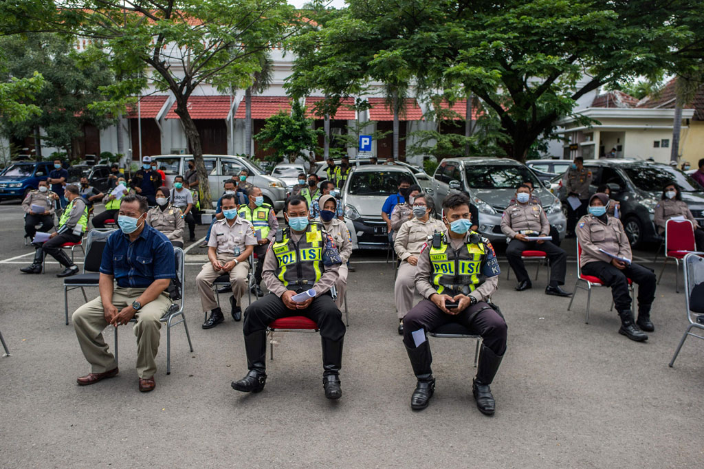 Sedangkan sebanyak 1.400 anggota polsek menjalani vaksinasi di 63 Puskesmas di Surabaya. 